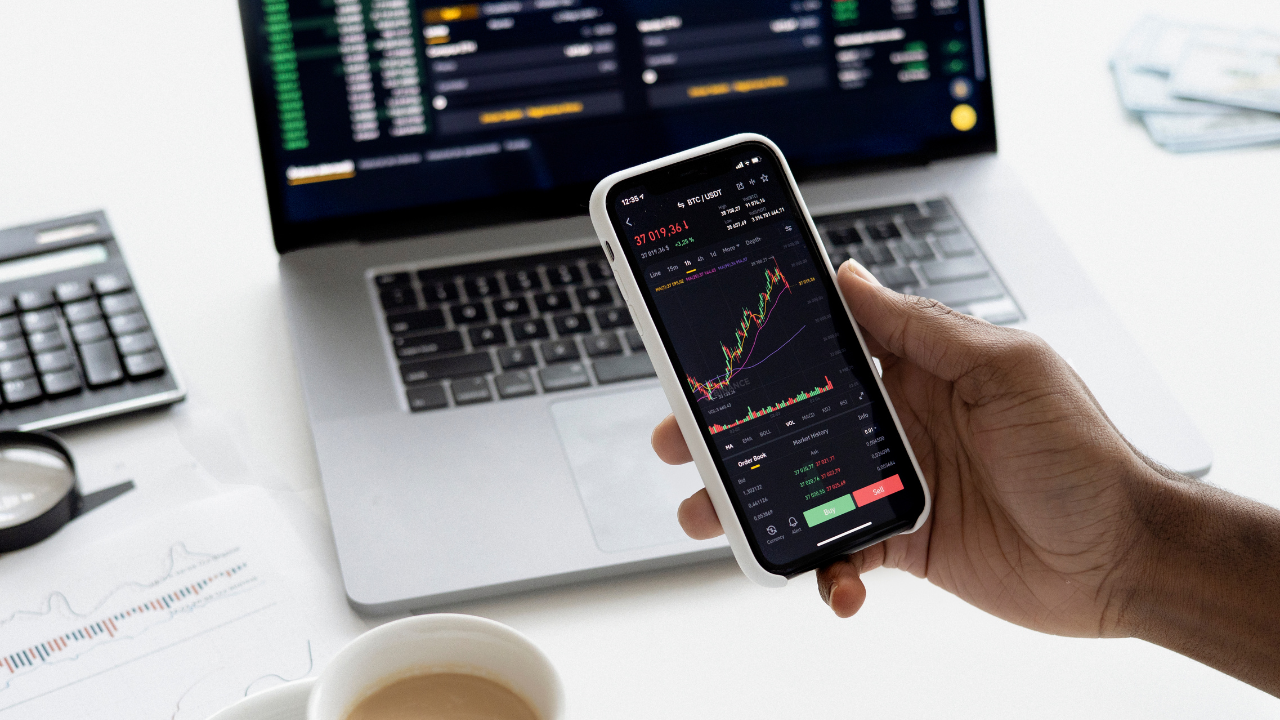 What are binary options & how do they work?